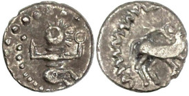 Kelten

Germanische Kelten

Mittelrhein, 1. Jh. v. Chr

Quinar 1,47 g. Tanzendes Männlein mit Vogel und Torques/Pferd rückwärts blickend. sehr s...