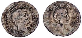 Römische Münzen

Imperatorische Prägungen

Marcus Antonius 43-31 v. Chr

Denar 39 v.Chr. M ANT IMP AVG III VIR R P C M BARBAT Q P. Kopf r./CAESA...