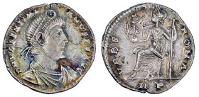 Römische Münzen

Kaiserzeit

Valentinianus I., 364-375

Siliqua 364/367 Rom. Drap., diad. Brb. r./VRBS ROMA RP. Roma thront l. mit Victoriola. 2...