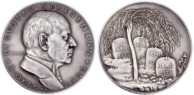 Medaillen

Medailleure

Goetz, Karl

Silbermedaille 1929 a.d. Tod Gustav Stresemanns. 36 mm. 19,82 g. vorzüglich, mattiert. Kienast 432.