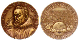 Medaillen

Medailleure

Goetz, Karl

Bronzemedaille 1930 auf den 300. Todestag Keplers. 36 mm. vorzüglich. Kienast 454.