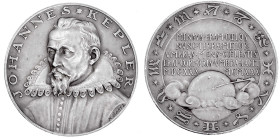 Medaillen

Medailleure

Goetz, Karl

Silbermedaille 1930 auf den 300. Todestag Keplers. 36 mm, 19,60 g. vorzüglich, mattiert. Kienast 454.
