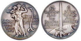 Medaillen

Medailleure

Goetz, Karl

Silbermedaille 1938. Auf die Sudetenheimkehr. 36 mm, 19,76 g. vorzüglich/Stempelglanz, mattiert, schöne Pat...