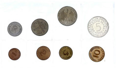 Münzen der Bundesrepublik Deutschland

Kursmünzensätze

1 Pfennig - 5 Deutsche Mark, 1964-2001

1966 F, o.B.H. Auflage nur 450 Ex. Polierte Plat...