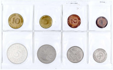 Münzen der Bundesrepublik Deutschland

Kursmünzensätze

1 Pfennig - 5 Deutsche Mark, 1964-2001

Seltenheit: 1967 G, in Originalfolie. Mit platti...