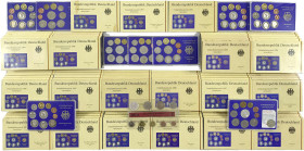 Münzen der Bundesrepublik Deutschland

Lots Bundesrepublik

Posten von 93 Kursmünzensätzen aus 1973 bis 2001. Dabei u.a. 1973 F, 1990 D, F, G, J, ...