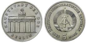 Münzen der Deutschen Demokratischen Republik

Gedenkmünzen der DDR

5 Mark 1983, Brandenburger Tor. Randschrift läuft rechts herum. Auflage nur 30...