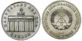 Münzen der Deutschen Demokratischen Republik

Gedenkmünzen der DDR

5 Mark 1985, Brandenburger Tor. Randschrift läuft rechts herum. Auflage nur 30...