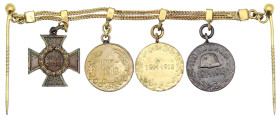 Orden und Ehrenzeichen

Deutschland

Deutsche Länder, bis 1918

Charivari mit 4 Miniaturen: KV-Med. Ungarn, Österreich, Bulgarien, deutsches Ehr...