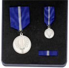 Orden und Ehrenzeichen

Norwegen

Medaille für die Verteidigung Norwegens im internationalen Einsatz am Band. Mit Miniatur und Bandminiatur im Ori...