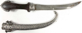 Militaria

Blankwaffen

Marokko

Krummdolch in Scheide, sogen. "Koummya". Griff aus dunklem Holz mit Silberbeschlägen, die Scheide fein ziselier...