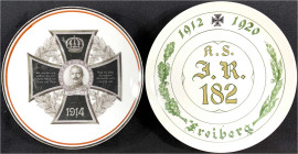 Militaria

Sonstige militär. Gegenstände

2 Porzellanteller: Bavaria 1914 mit Eisernem Kreuz und Büste Wilhelm II. 1914, Freiberg 1920 Infanterie-...