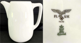 Militaria

Sonstige militär. Gegenstände

Drittes Reich: Porzellankanne, datiert 1939 Fl. U.V. (Flieger-Unterkunfts-Verwaltung), Hersteller Heinri...