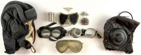 Militaria

Lots

Fliegerhaube, Panzerhaube und 4 Schutzbrillen. Dazu ein Uniformadler, Effektenzahlen, eine Dose, ein ehemals entnazifiziertes Spa...