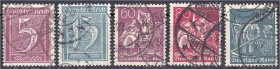 Briefmarken

Deutschland

Deutsches Reich

5 Pf. / 160 Pf. Ziffern und Arbeiter 1921, fünf gestempelte Werte mit Wasserzeichen 2 (Waffeln), Nr. ...