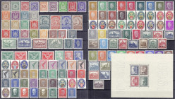 Briefmarken

Deutschland

Deutsches Reich

Weimar 1923-1932, komplette Serie inkl. Block 1 mit sauberem Falz, nur die Zeppeline fehlen, zusätzli...