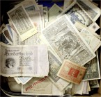 Banknoten Lots Deutschland
Ca. 2500 Reichsbanknoten im großen Karton. Teilweise in Alben und lose, bis zur 1 Billion gesichtet. Bitte besichtigen.
u...