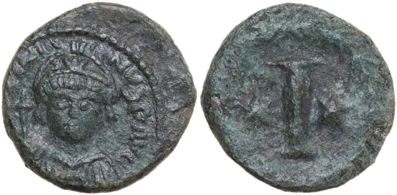 Justinian I (527-565). AE Decanummium, Rome mint, 547-549. Obv. Helmeted and cui...