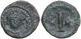 Justinian I (527-565). AE Decanummium, Rome mint, 547-549. Obv. Helmeted and cuirassed bust facing, holding globus cruciger. Rev. Large I (mark of val...