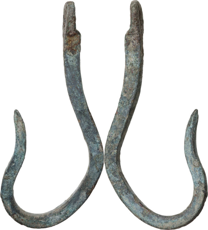 IMPRESSIVE BRONZE FISHING HOOK Roman period, c. 1st-3rd century AD. Large bronze...