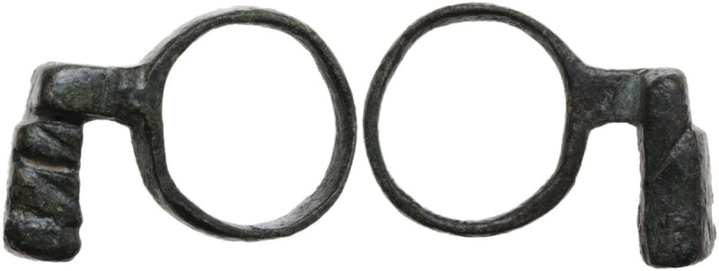 ROMAN BRONZE KEY-RING Roman Period, c. 1st - 3rd century AD. Bronze key-ring. Di...