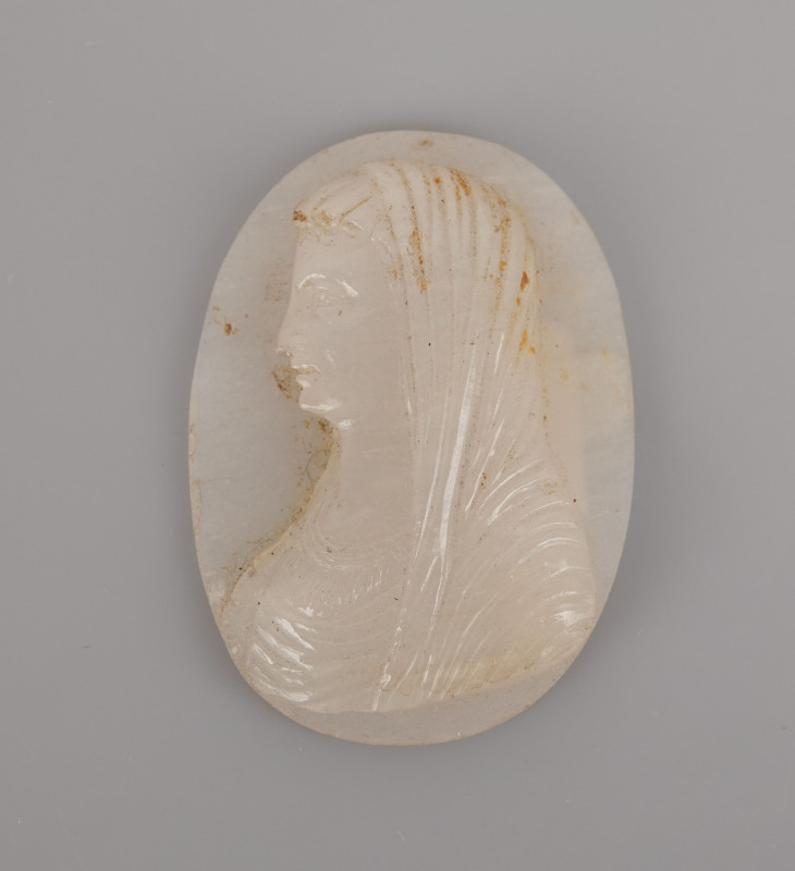 Grand camée représentant la vierge drapée en buste
Agate blanche
5,4 cm

XIX ème...