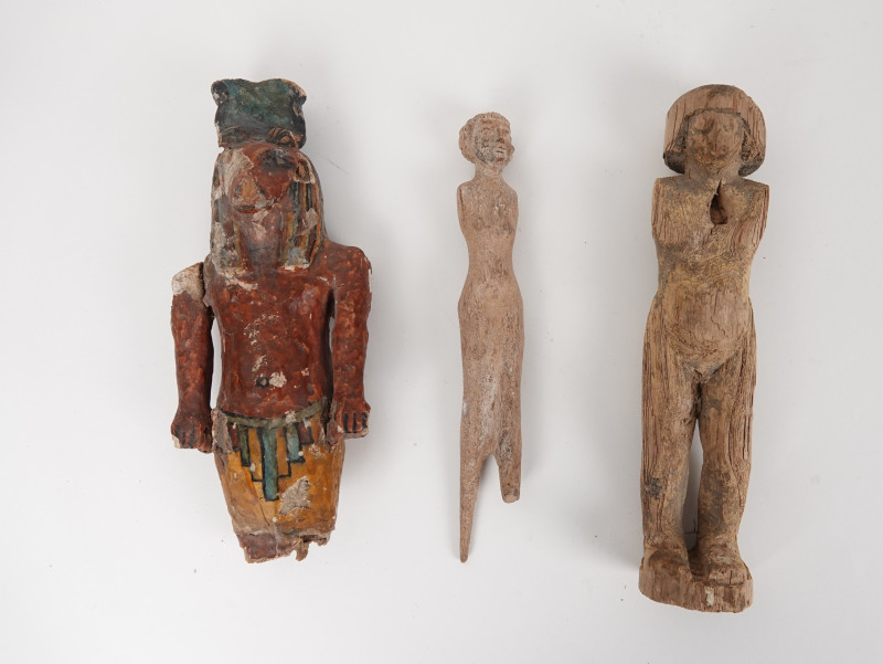 Ensemble de statuettes en bois dans le goût de l’Egypte Antique
28 cm pour la pl...