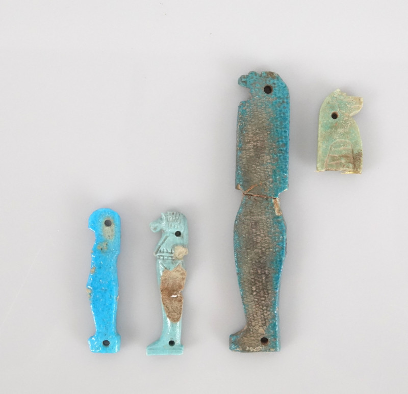 Ensemble d’amulettes représentant les fils d’Horus
Fritte
Restauration pour la p...