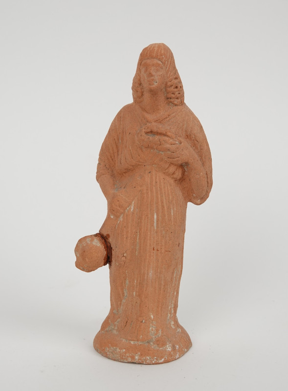 Statuette d’une femme tenant une sorte de louche
Terre cuite
Restaurations
18,5 ...