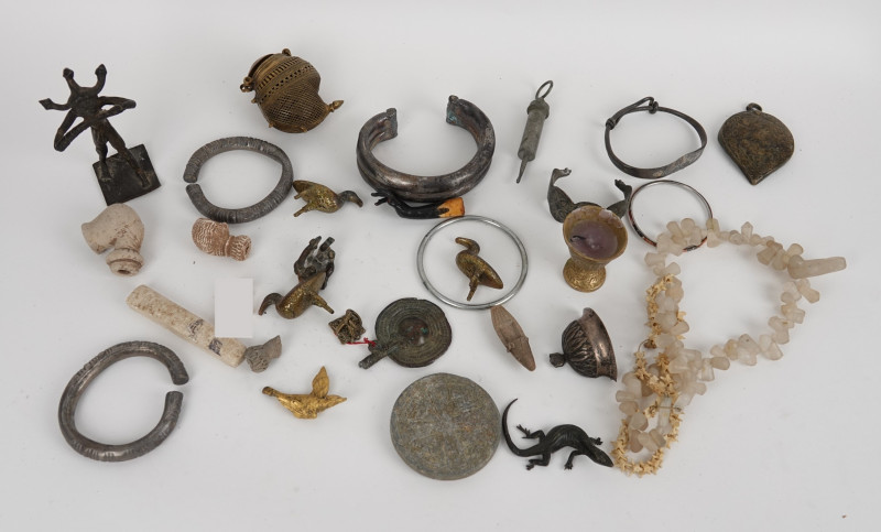 Lot d’objets divers, Proche Orient, Asie, Afrique et divers fourneaux de pipe, c...