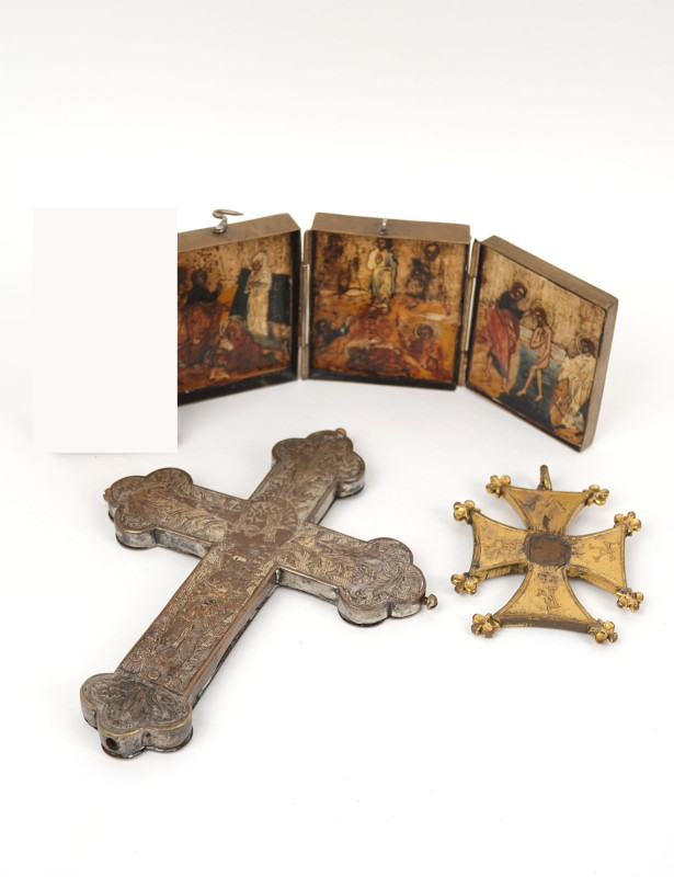 Ensemble comprenant un retable de voyage, une croix en bronze, une croix reliqua...