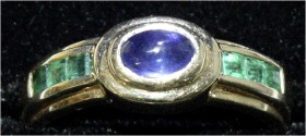 Schmuck und Accessoires aus Gold Fingerringe
Damenring Gelbgold 585 hochovale Form, mit blauem Saphircabochon? u. seitl. Smaragdbesatz.? 6,85 g. Ring...