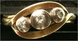 Schmuck und Accessoires aus Gold Fingerringe
Damenring Weiß/Gelbgold 585 besetzt mit 3 kl. Diamanten. 3,84 g. Ringgröße 16, Umfang 56