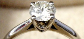 Schmuck und Accessoires aus Gold Fingerringe
Diamantring Weissgold 750, 1 Diamant 0,86 ct. Center-Solitair. 4,208 g. Klarheit: vvsl -f-. Etui, lamini...