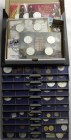 Ausländische Münzen und Medaillen Portugal Lots
Interessante Sammlung im Bebakasten und in Schachtel. Ca. 360 Münzen von Portugal und portugiesischen...