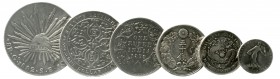 Münzgefässe und Münzschmuck
Brosche aus 6 Silbermünzen von Mexiko, Straits Settlements, Indien, Japan, China, Frankreich. Länge 138 mm.
sehr schön...