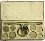 Waagen und Gewichte Münzwaagen und Münzgewichte
Italienische Goldmünzenwaage in schwarz bezogenem Etui, undatiert. Waagarm und -schalen aus Messing, ...