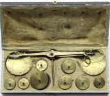 Waagen und Gewichte Münzwaagen und Münzgewichte
Französische Münzwaage im Kasten um 1850. Messingwaage und 8 Goldmünzengewichte aus Mesing (vollständ...