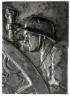 Medaillen Drittes Reich
Versilb. eins. Weißmetallplakette o.J., unsign. Vor einem Beobachtungsinstrument sitzender Soldat n.li. 109 X 78,4 mm, 225,85...