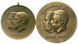 Medaillen Drittes Reich
2 Bronzemedaillen 1933. 1. Gestaffelte Köpfe Hindenburg und Hitler n. l. / Handschlag über 4 Zeilen. Tragöse, 30 mm mit Rever...