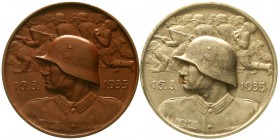 Medaillen Drittes Reich
2 Stück: Silber- und Bronzemedaille 1935. Soldatenbrb. vor Heer im Angriff/Hitlerzitat im Kranz. 36 mm.
vorzüglich