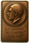 Medaillen Drittes Reich
Bronzeplakette 1936 unsign. Kopfbild Hitlers n.l. im Medaillon über K.T.V. Sportfest Wittenberg etc. / 4 x 100 m Männer. 60 X...