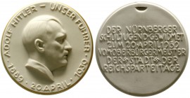 Medaillen Drittes Reich
Weiße Porzellanmedaille 1939. Der Nürnberger Schuljugend gewidmet. Vorderseite Rand gold. 88 mm, Aufhängevorrichtung. Vgl. Co...