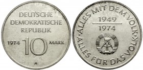 Gedenkmünzen der DDR
10 Mark Materialprobe 1974 A 25 J. DDR vom Cu/Ni/Zn-Typ in AG 0,500 mit Randschrift
Stempelglanz, selten