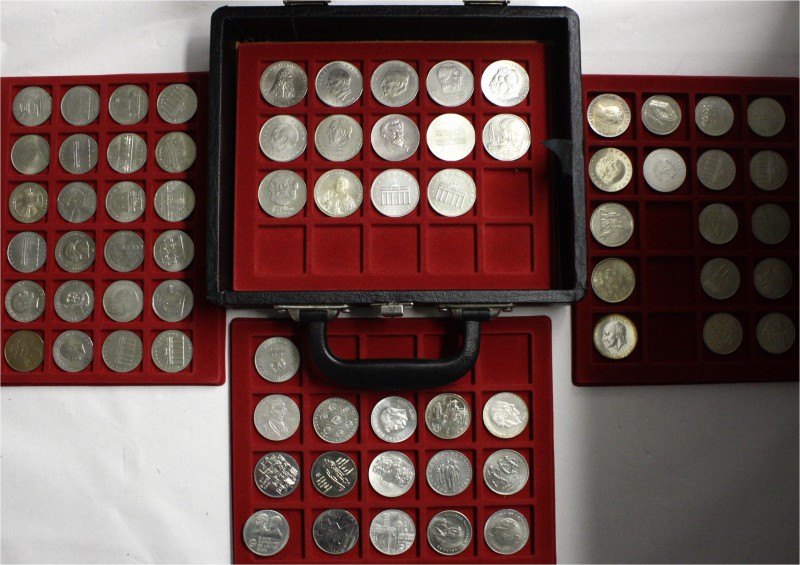 Gedenkmünzen der DDR Lots
Schwarzer Koffer mit 71 Münzen: 35 X 5 Mark, 22 X 10 ...