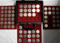 Gedenkmünzen der DDR Lots
Schwarzer Koffer mit 71 Münzen: 35 X 5 Mark, 22 X 10 Mark, 14 X 20 Mark, darin 15 Silbermünzen, z.B. Schinkel, Kollwitz, Le...