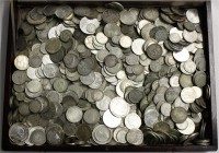 LOTS Sammlungen allgemein alle Welt
Alter Koffer mit Silbermünzen und Silbermedaillen des 19. und 20. Jh. Gesamtgewicht ca. 11,4 Kilo.
untersch. erh...