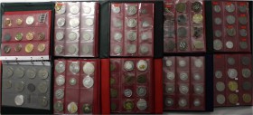 LOTS Sammlungen allgemein alle Welt
Sammlung mit über 900 Münzen/Medaillen/Abzeichen in 9 Alben. Darin u.a. Reichssilbermünzen mit Baden 2 Mark 1906,...
