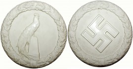 Orden und Ehrenzeichen Deutschland Drittes Reich, 1933-1945
R.D.K.-Reichsfachgruppen-Ehrenpreis, verliehen 1934/1935. Weißes Porzellan. Hahn auf Sock...
