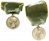 Orden und Ehrenzeichen Großbritannien
Miniatur zur Krimkriegmedaille am Band 1854. 21 mm. 6,63 g.
sehr schön/vorzüglich, Band beschädigt, winz. Rand...